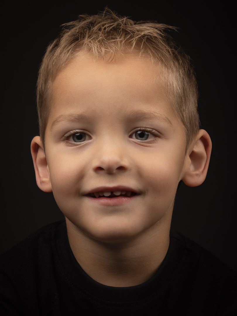 Fine-art portret op donkere achtergrond in studio
