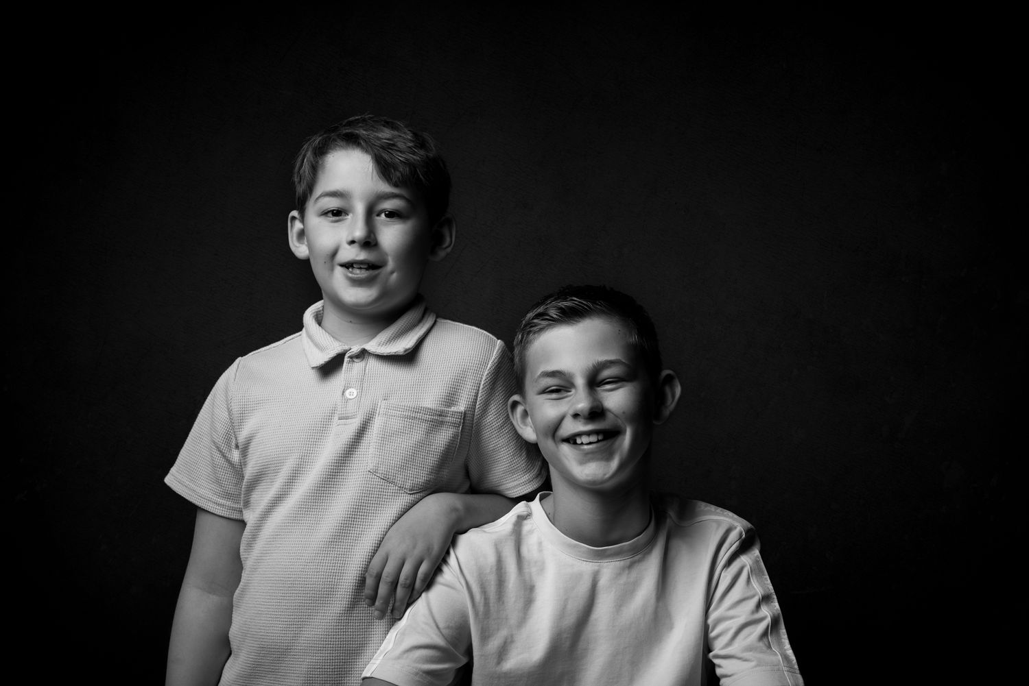 Fine-art portret op donkere achtergrond in studio, portretfotografie Breda