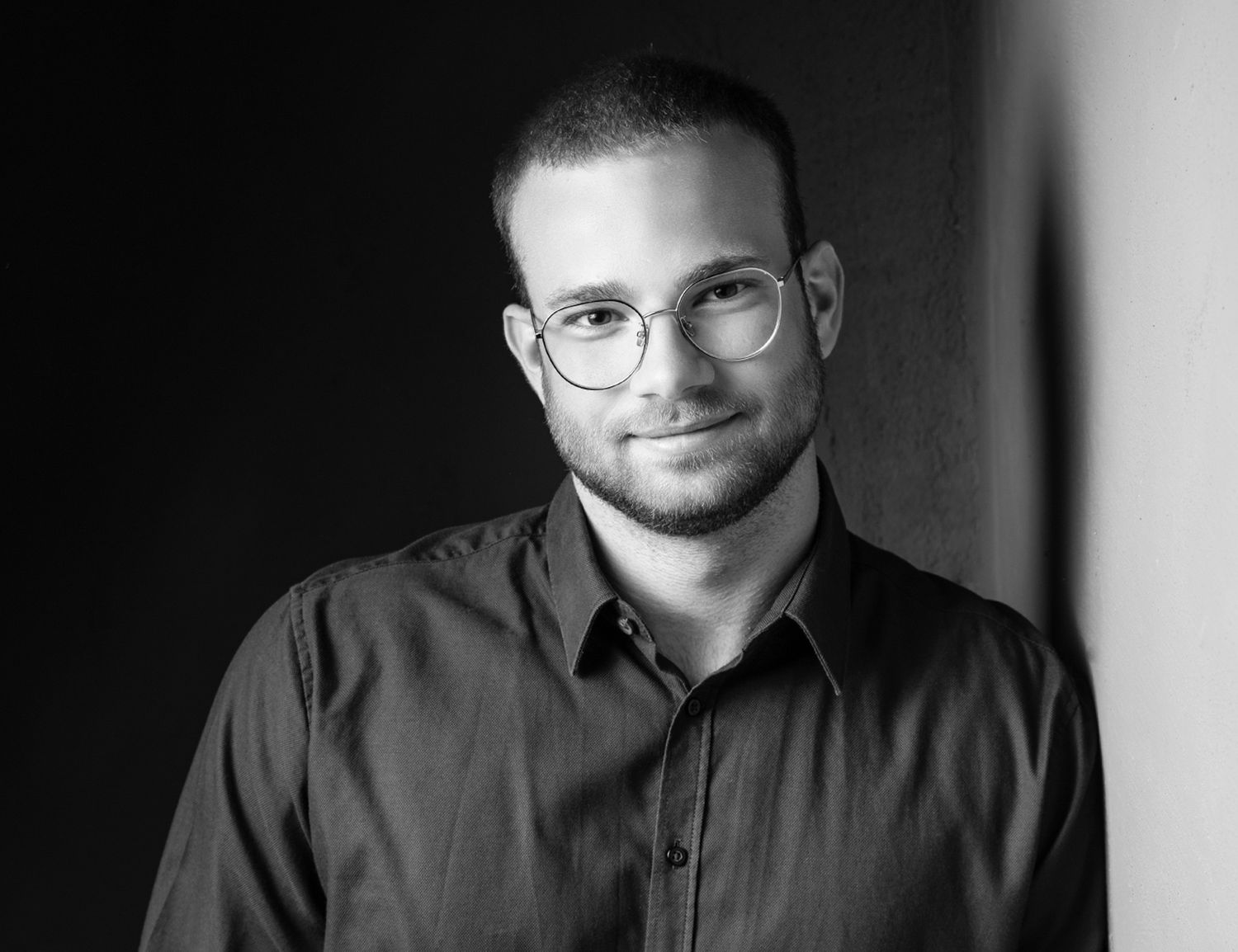 Junger Mann im Business-Outfit beim professionellen Bewerbungsfotoshooting in Gelsenkirchen – authentisch und sympathisch
