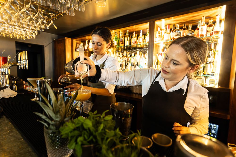 Food Photographer in London | Mixologist shaking cocktails -1
