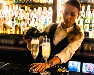 Food Photographer in London | Mixologist shaking cocktails -3