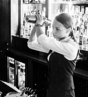 Food Photographer in London | Mixologist shaking cocktails -4