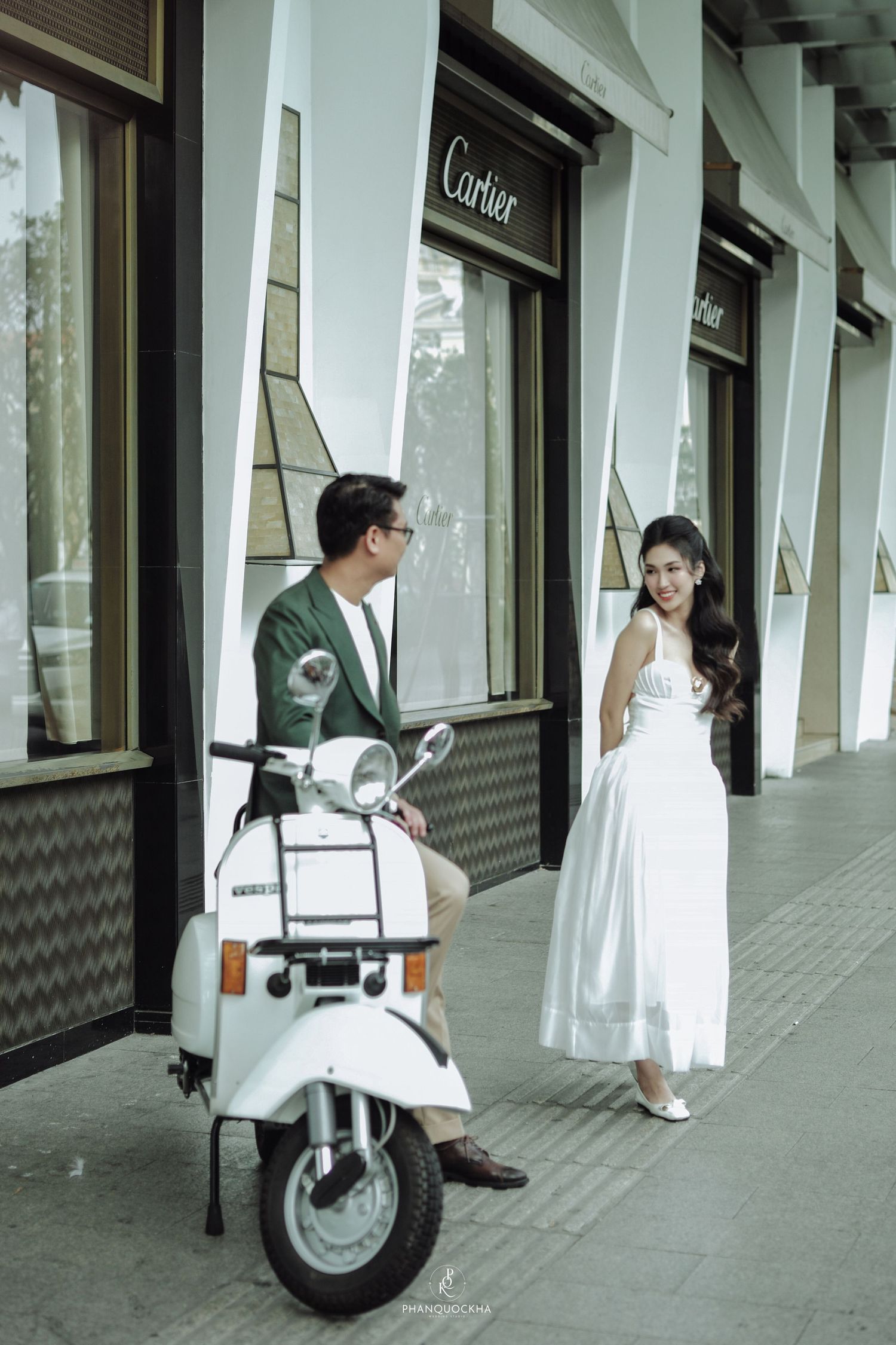 alt="Couple prewedding photoshoot at Classic car"