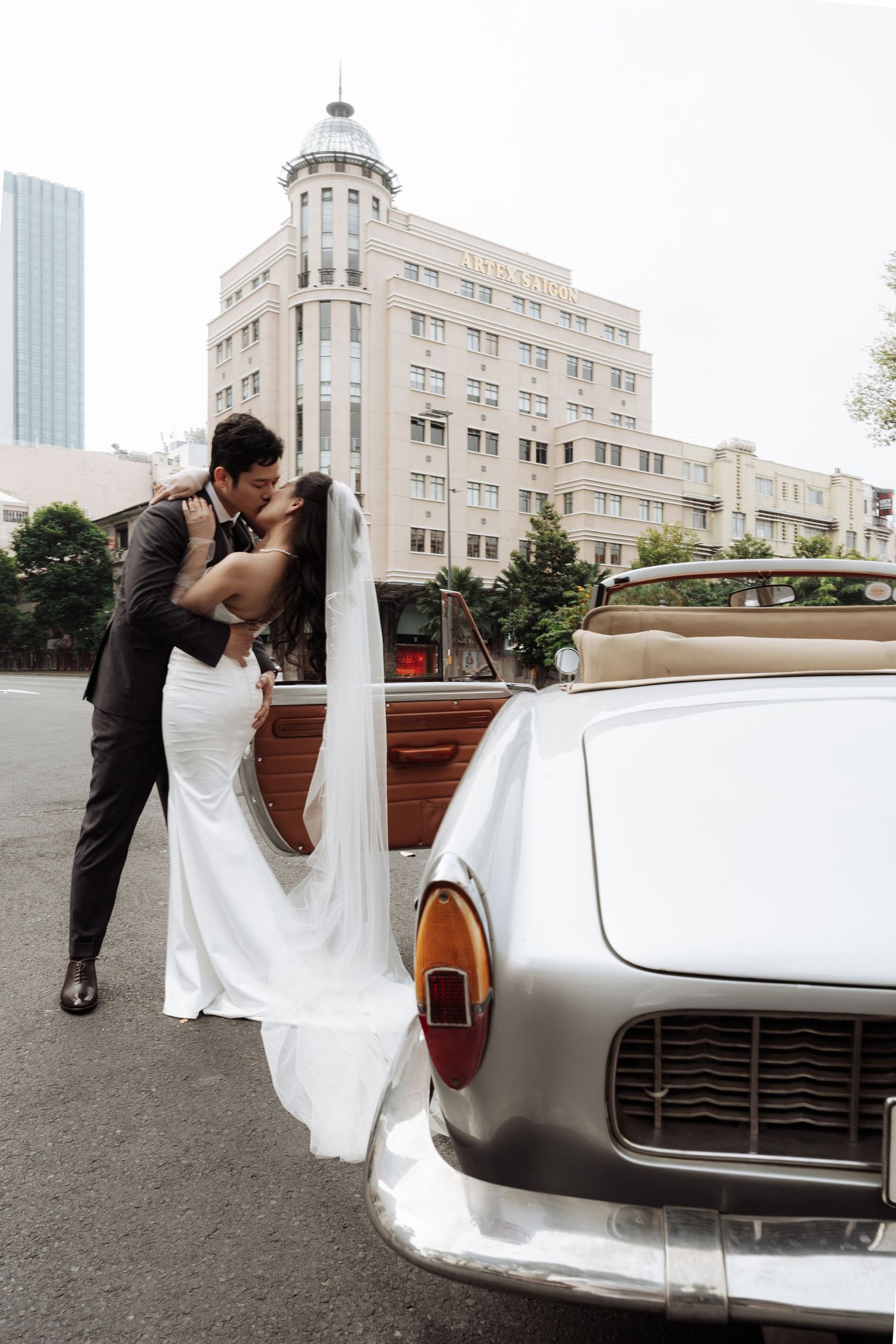 alt="Couple prewedding photoshoot at Opera House"
