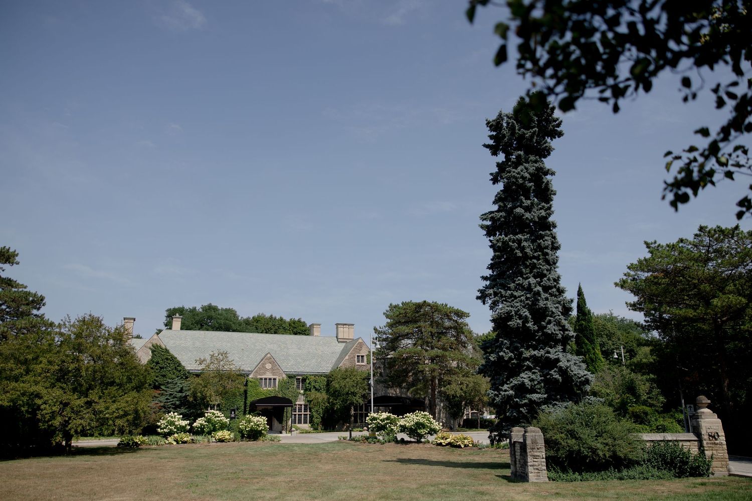 Candid and Editorial wedding photographer Toronto.
The estates of sunny brook.