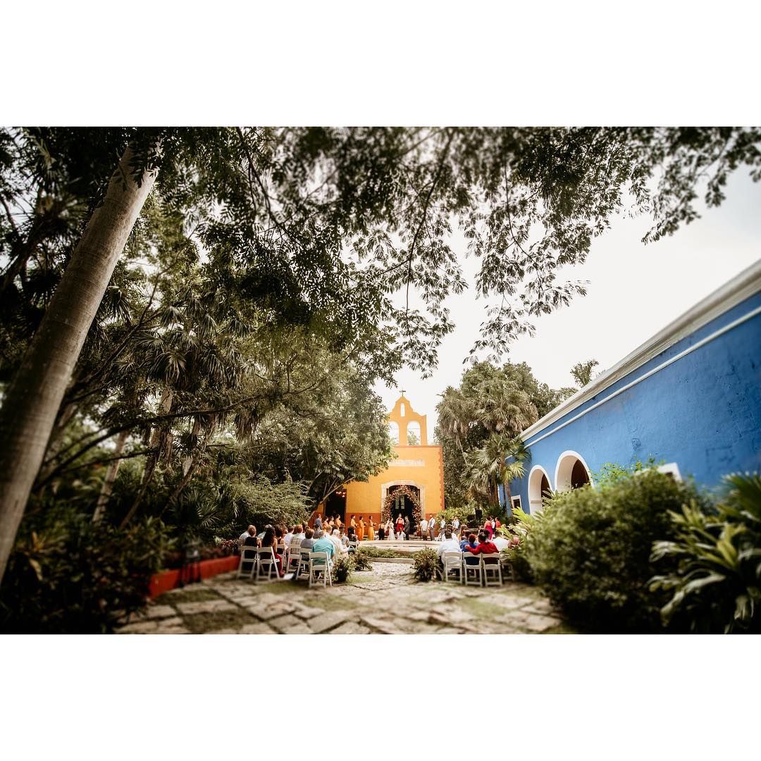 Candid wedding photography in Playa del Carmen – emotional first look.