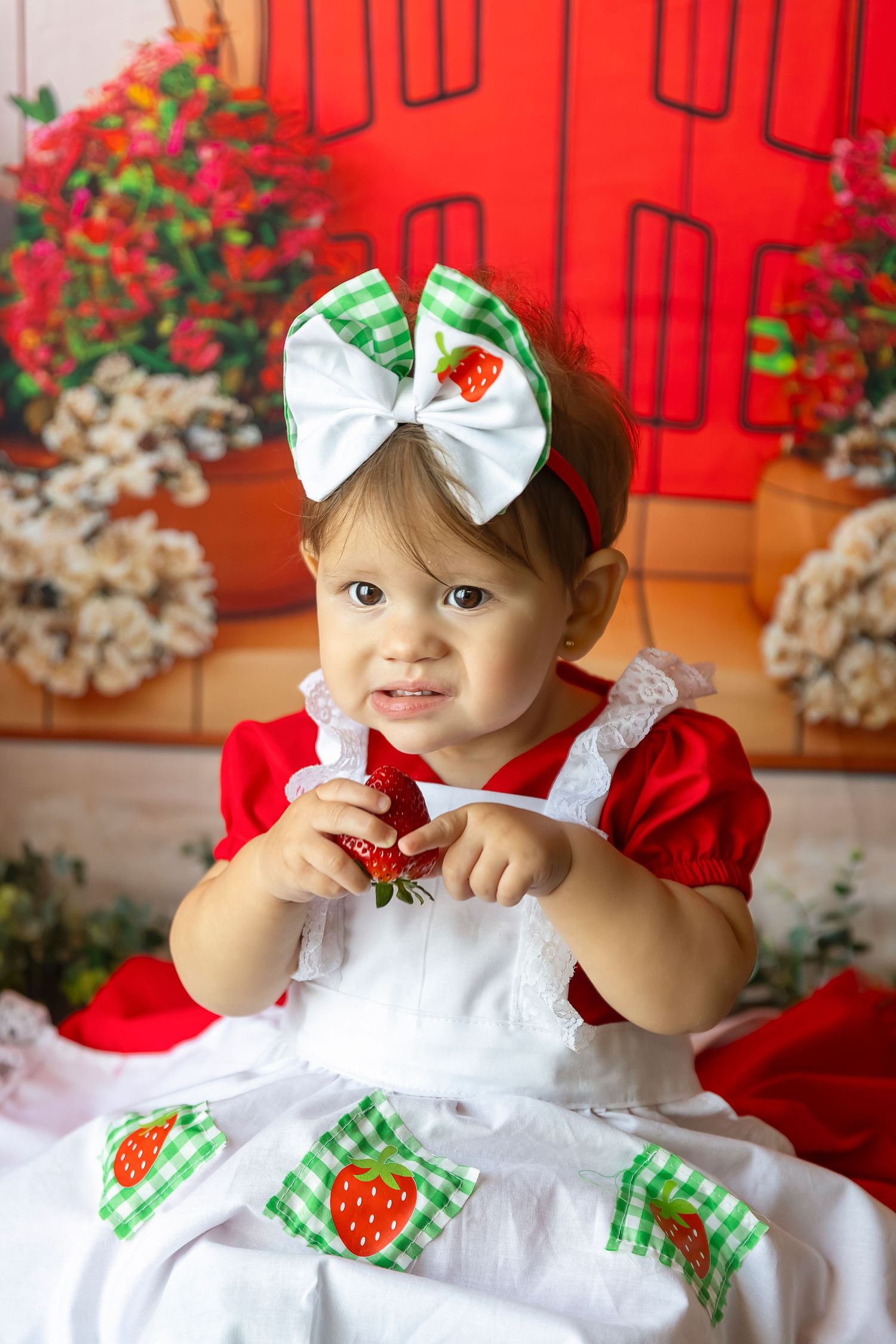 Sesion fotografica de strawberry shortcake bebe de 1 ano comiendo fresas