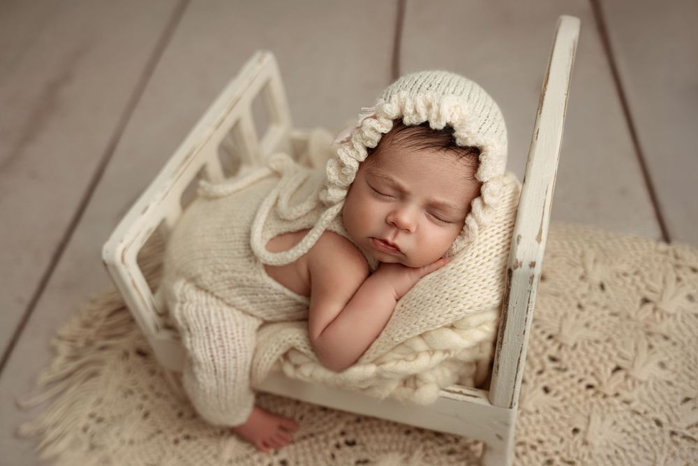 Newborn photography in neutral tones, minimalist style, Katy Houston studio, soft light and timeless aesthetic| Paloma Schell photographer