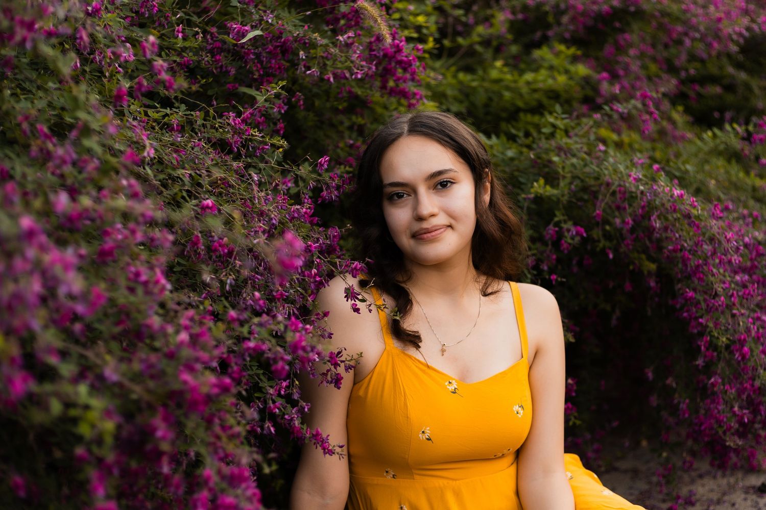 what to wear senior pictures madison wi professional photographer advice outdoor dressy outfit yellow purple flowers complimentary color pop