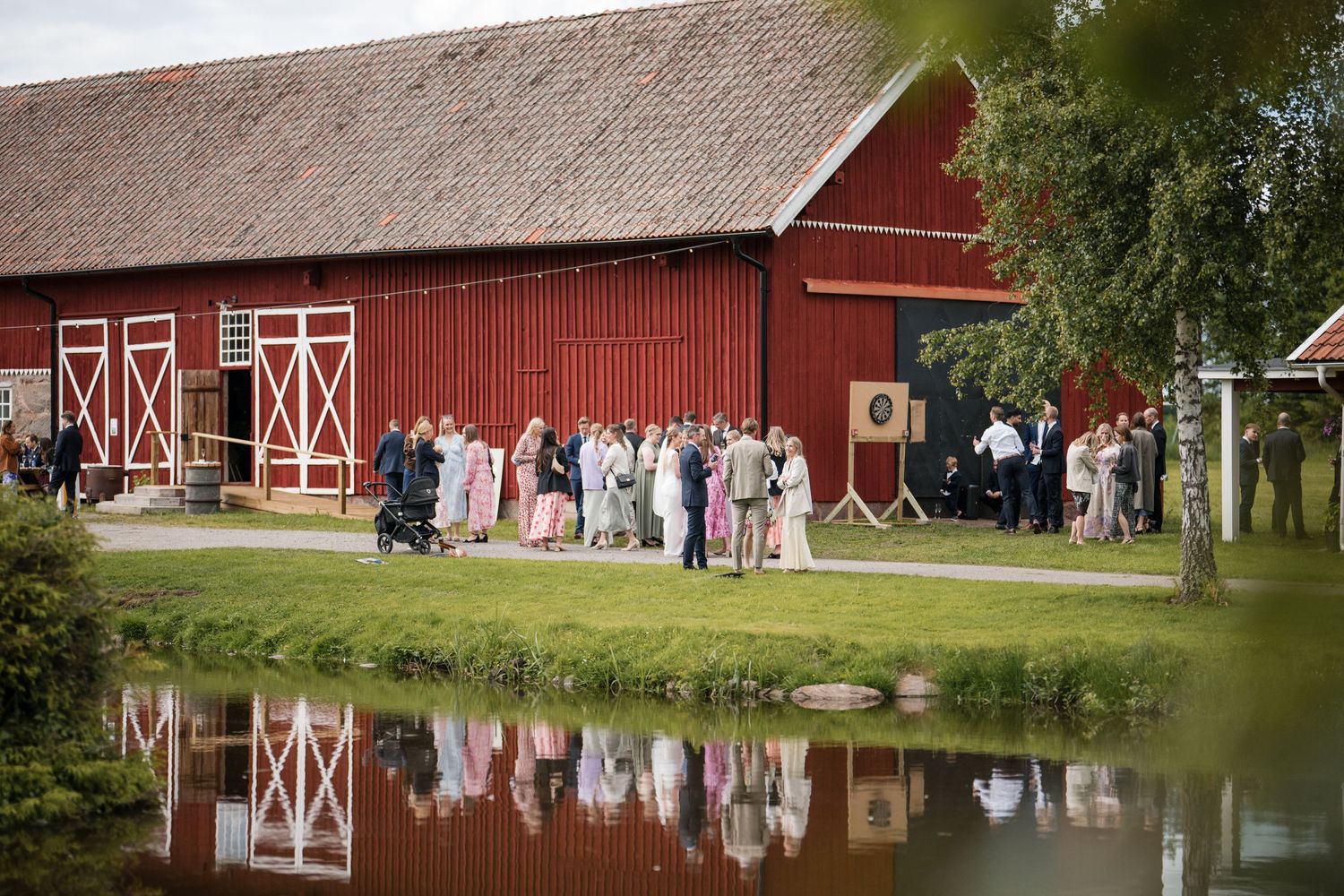 Ett kärleksfullt ögonblick mellan nygifta, insvept i mjukt naturligt ljus.