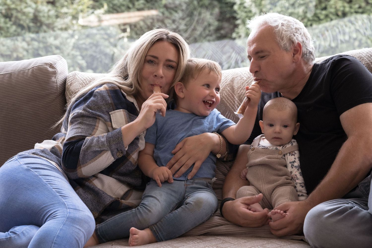 Ungestellte Momente mit der Familie beim gemeinsamen Entspannen und Spielen auf der Couch.