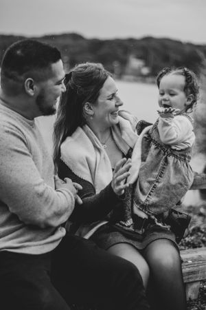 Photo en noir et blanc d'une famille en extérieur.
