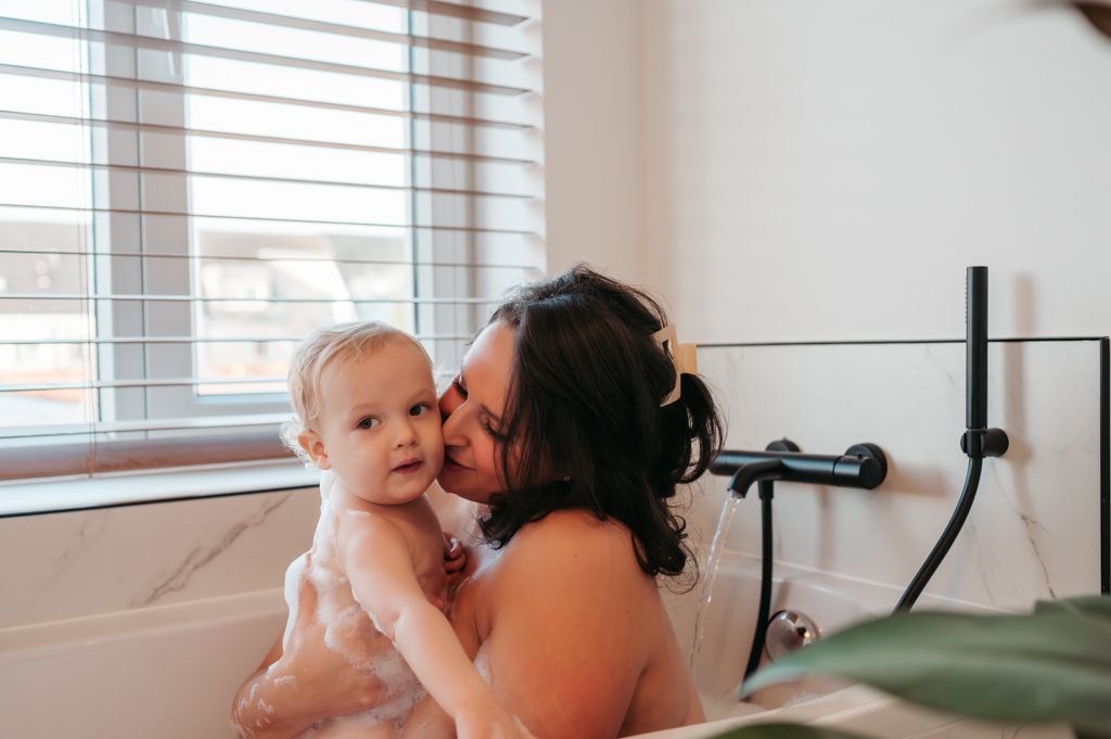 Melissa Stuer Photography Moederschapsfotograaf Moerbeke 
Badsessie mommy and me mama en zoon in bad intieme shoot