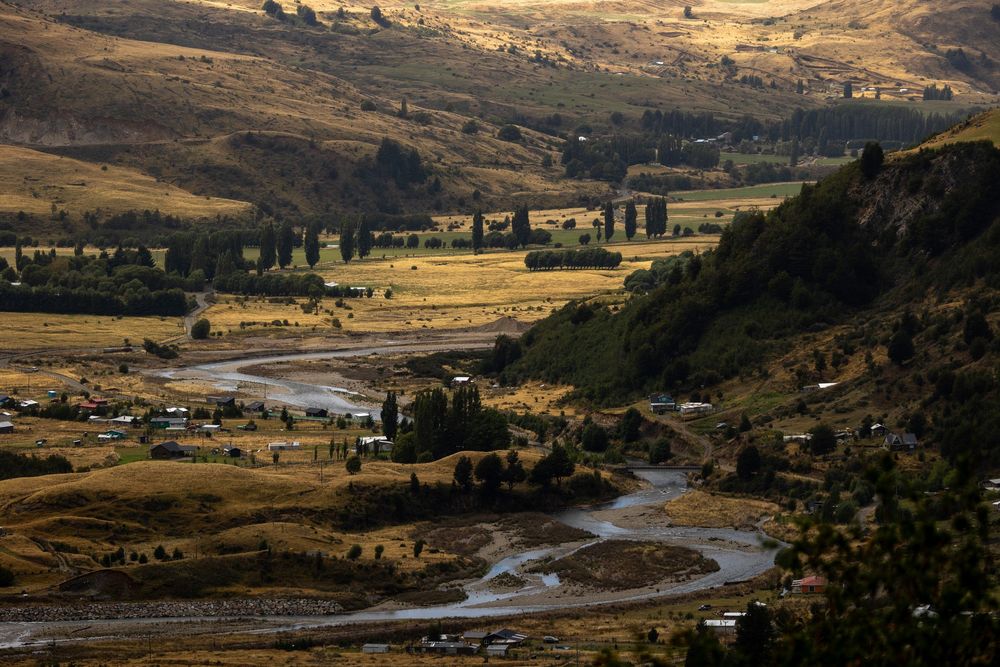 Impresionante vista del valle con un río sinuoso, ideal para un blog de viajes o un documental sobre la naturaleza, que captura la belleza