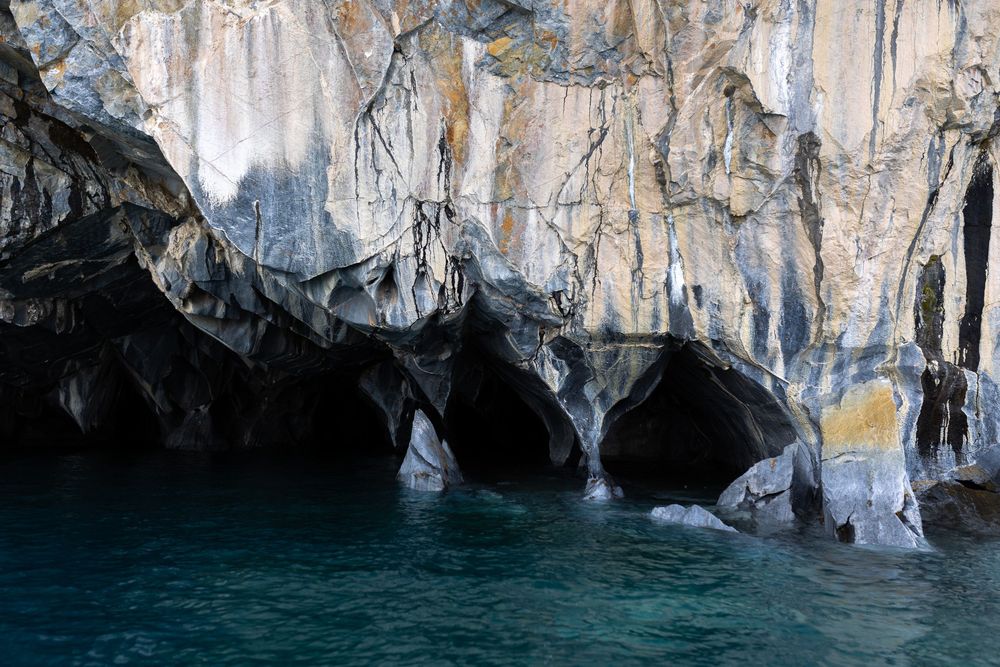 Descubre las impresionantes Cuevas de Mármol de la Patagonia flotando en aguas turquesas: una aventura natural increíble para exploradores.
