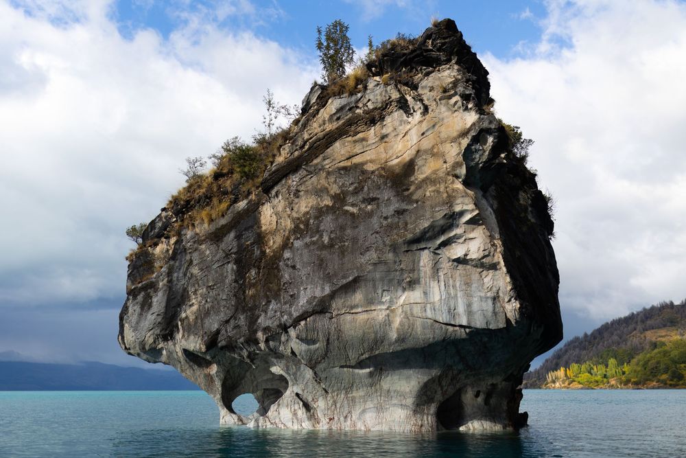 Descubra las impresionantes cuevas de mármol del lago General Carrera, en Chile, una cautivadora maravilla natural ideal para viajes