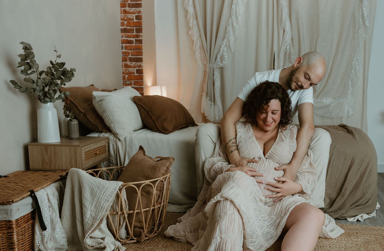 Sesión de fotos de embarazo en Valencia | Estudio boho | Vestuario incluido