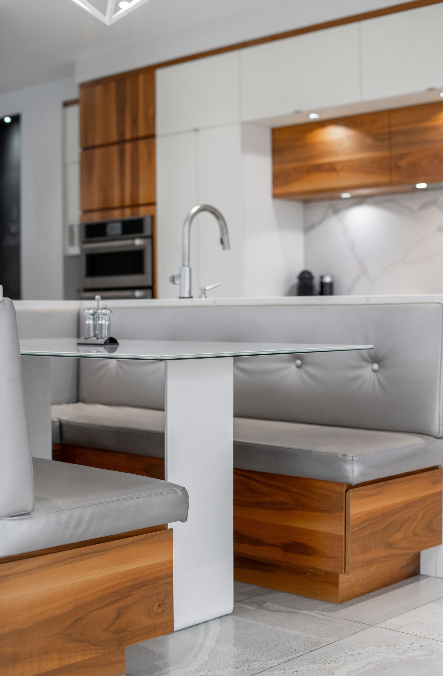 Plan rapproché d'une banquette de cuisine. Photo immobilière parfaite pour mettre de l'avant les détails de la propriété.