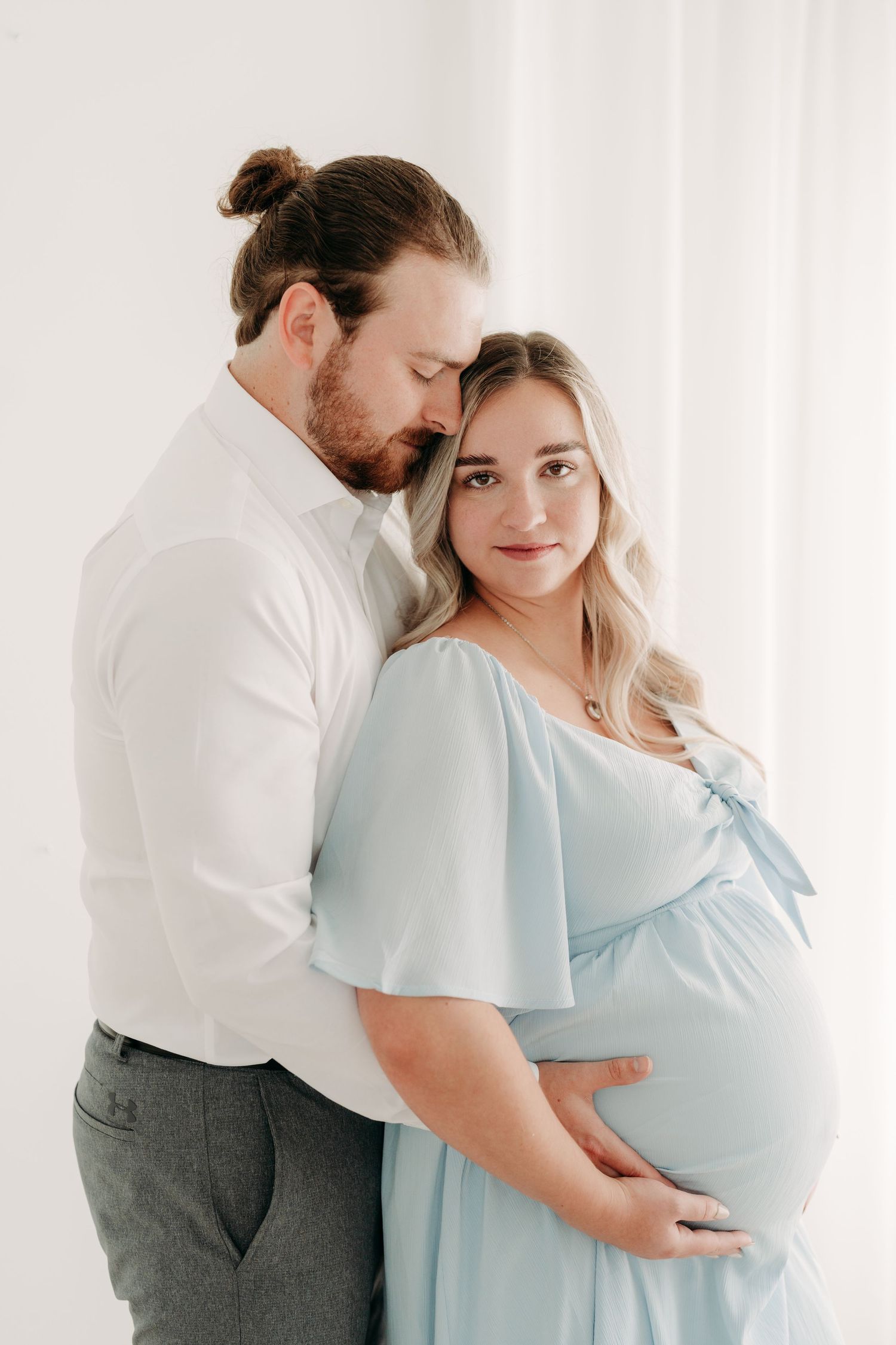 Photographe de maternité et nouveau-né à Saint-Augustin-de-Desmaures, près de Québec. Garde-robe cliente disponible pour maman et bébé