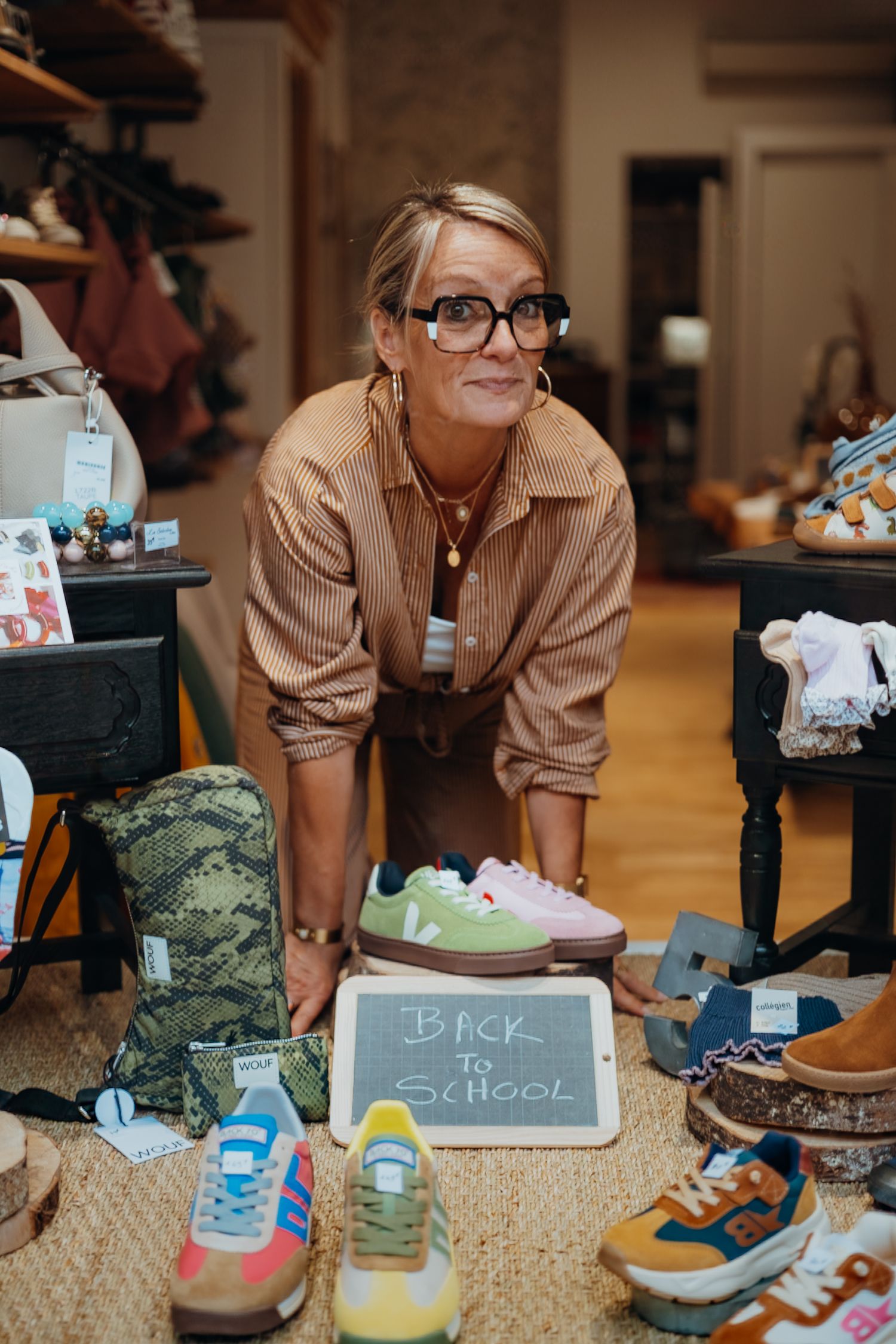 Reportage photo métier professionnelle d'une vendeuse dans un concept store, chaussures et accessoires pour femmes et enfants