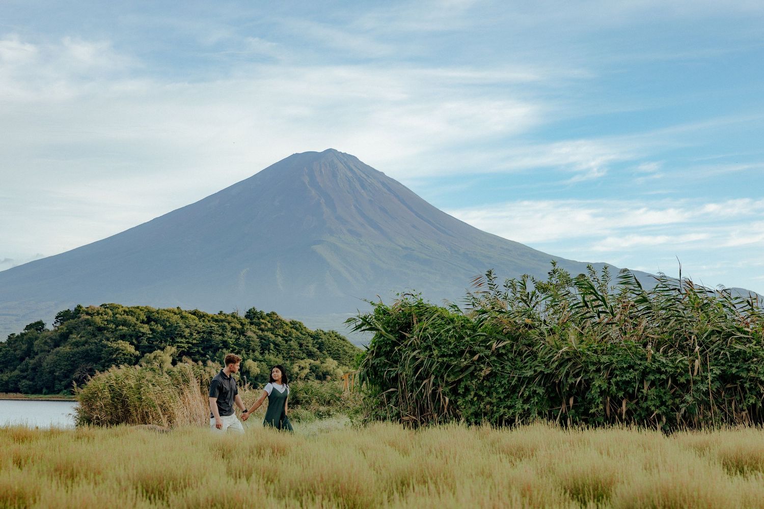 Engagement Photoshoot with background of Mount Fuji and Lake Kawaguchiko