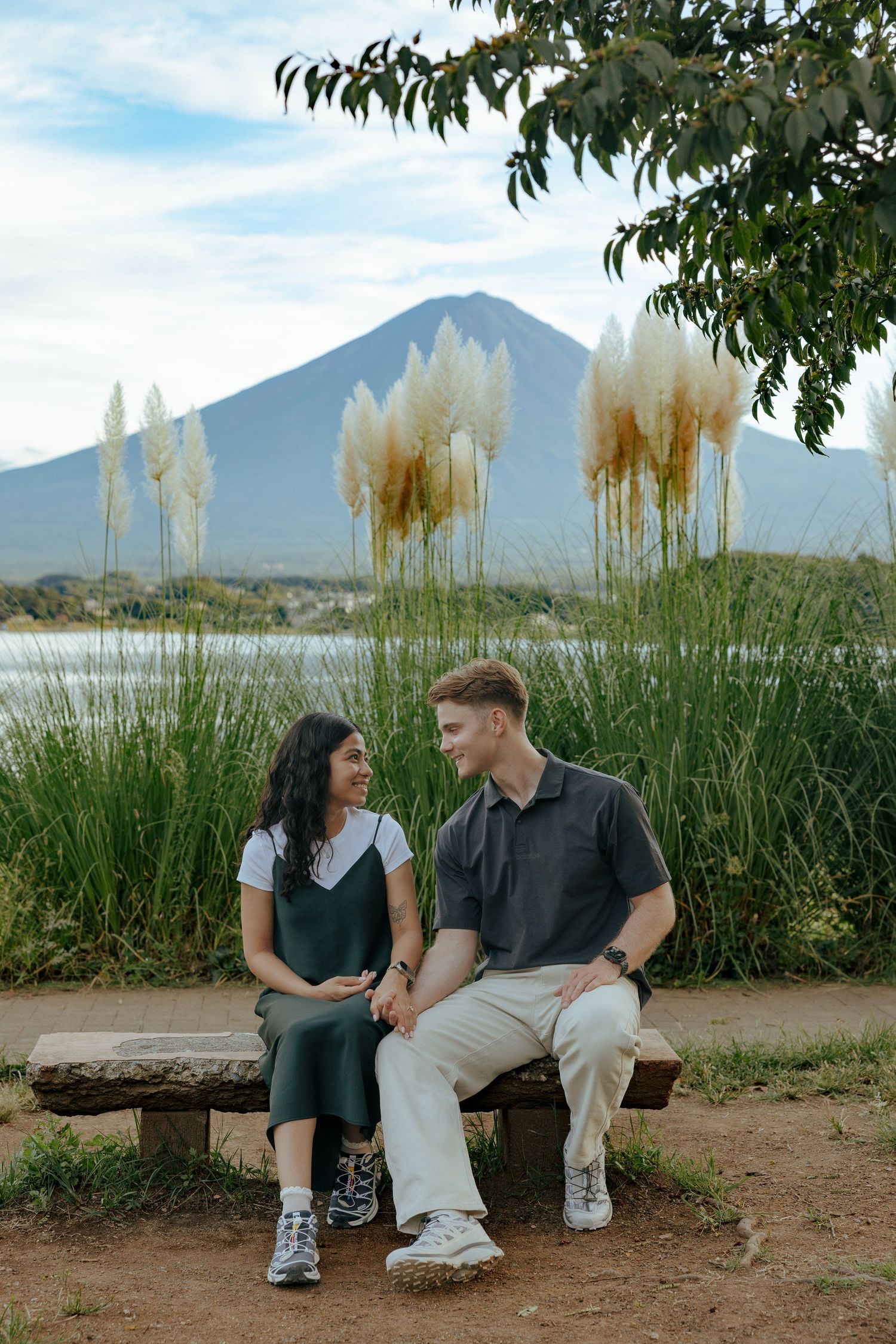 Engagement Photoshoot with background of Mount Fuji and Lake Kawaguchiko