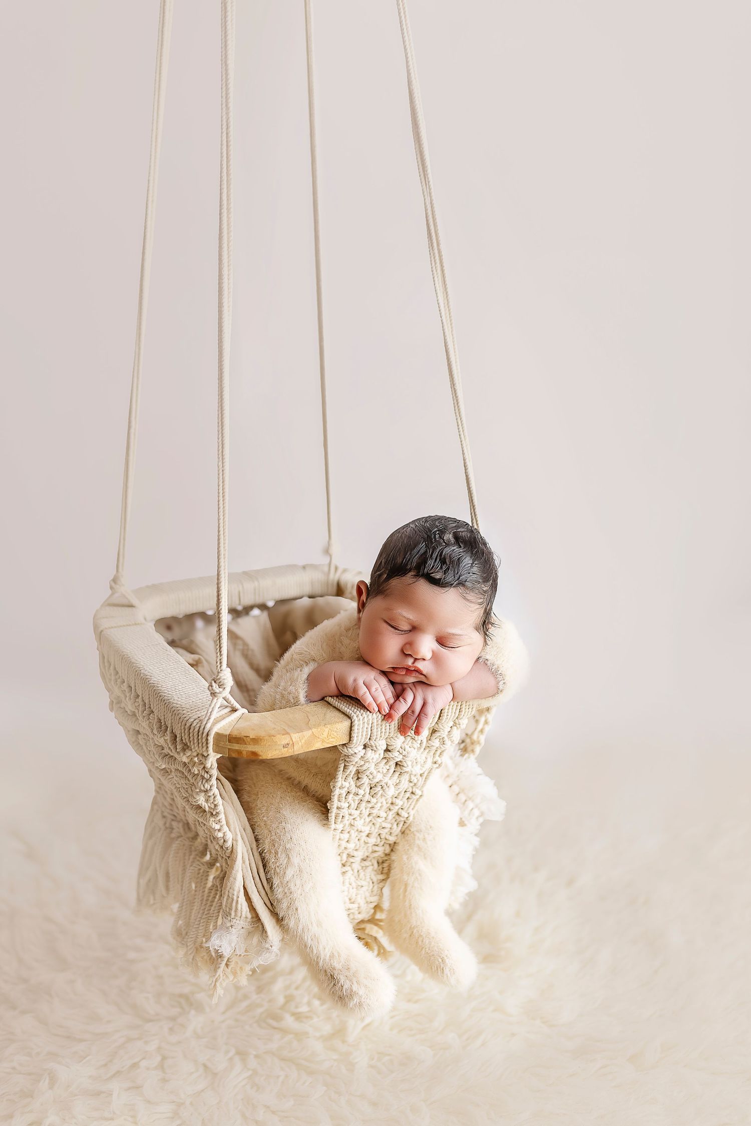 Fotografa de Newborn en Ponce Bebe en columpio de macrame