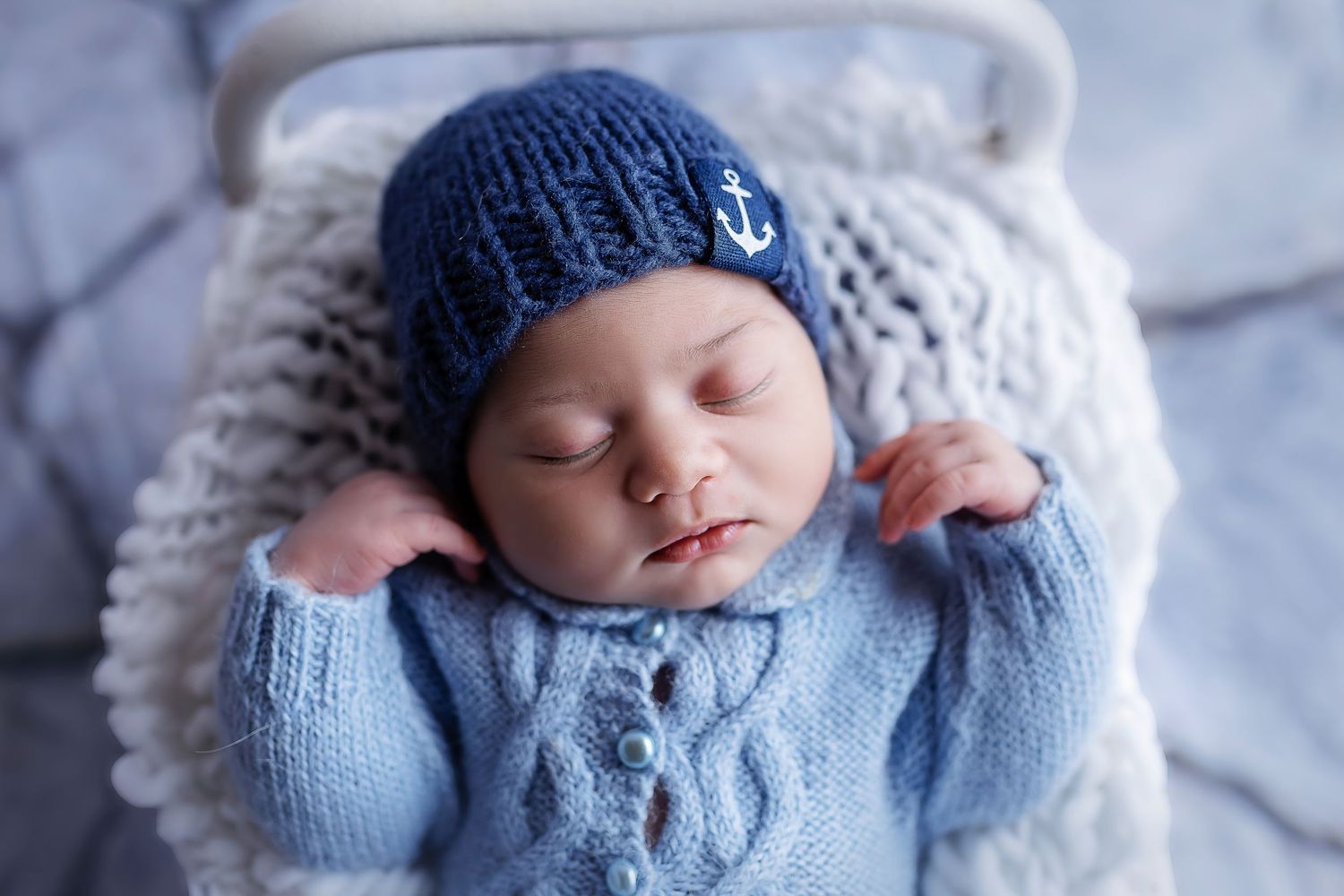 Bebe varoncito fotografiado por Detres Photography vestido de azul con gorrito nautico Fotografa de recien nacidos en Ponce