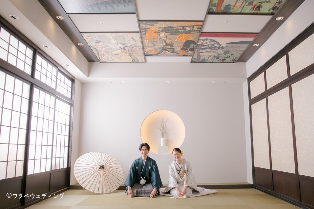 Couple in traditional Japanese kimono sitting on tatami mat in elegant room with ukiyo-e ceiling art. It's campaign. キャンペーン