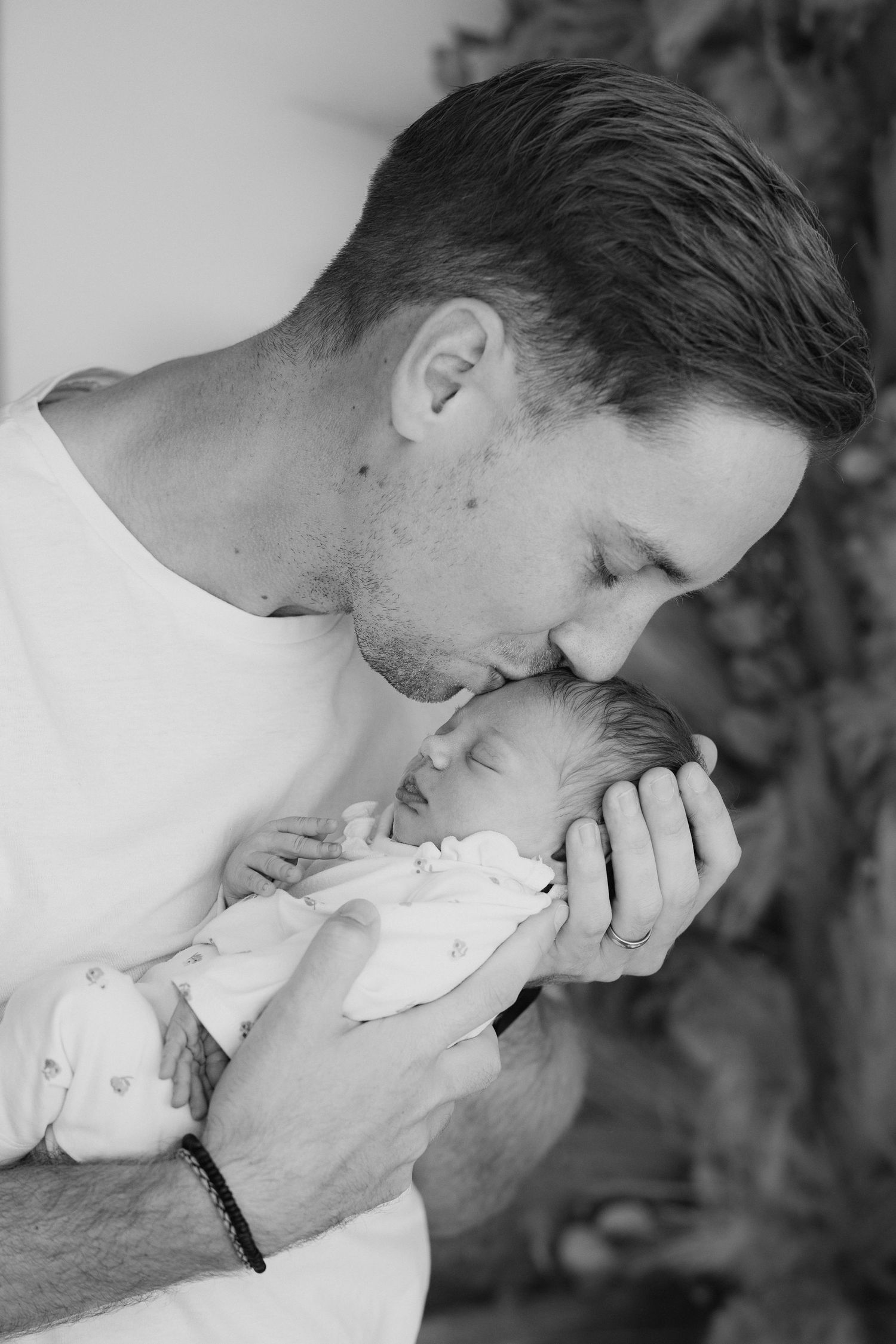 zärtliche Momente. Professionelles Newborn Shooting mit Papa und Baby. Authentische Neugeborenenfotografie für unvergessliche Erinnerungen.