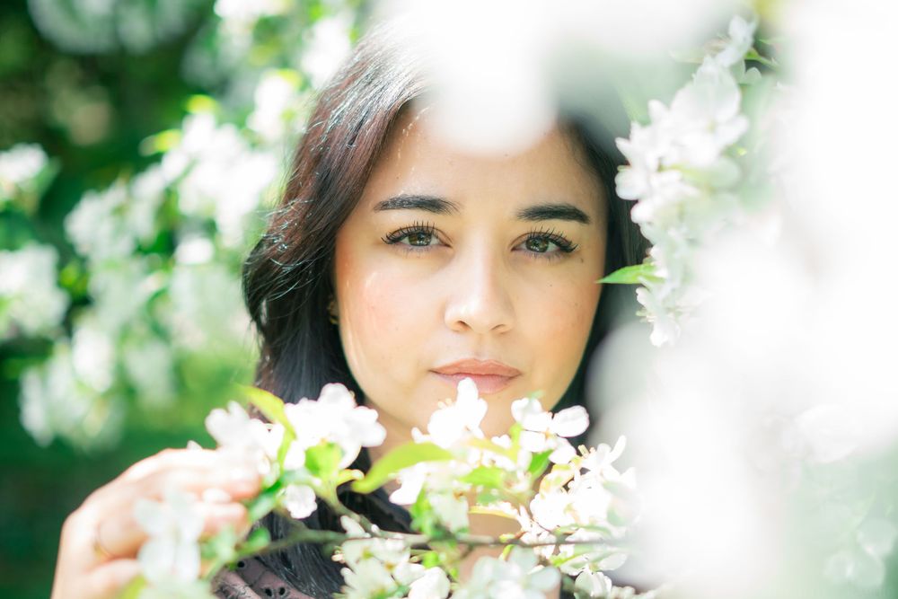Portrait féminin avec fleurs de cerisier