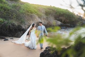 Wedding couple sunset photo at Wailea Beach Maui Hawaii