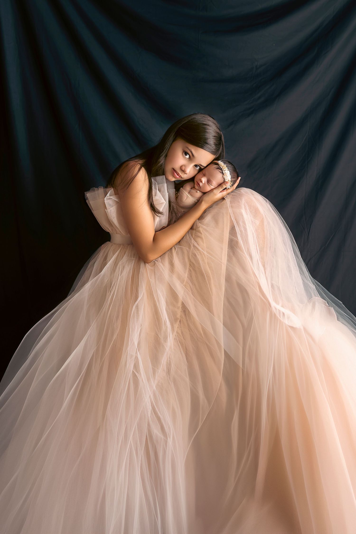 Fotografa de newborn fine art portrait Fotografa infantil en ponce Baby photographer en ponce Hermanas en una imagen Fine Art