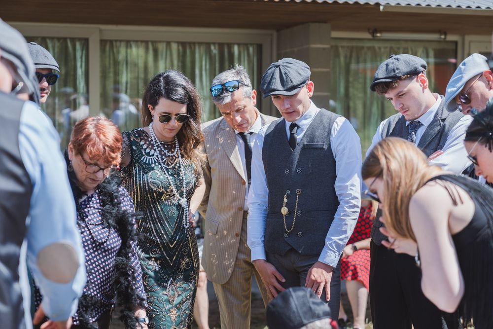 Invités participant à l’escape game pendant le mariage surprise à La Suze-sur-Sarthe
