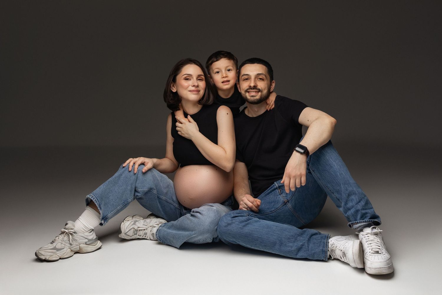Elegant maternity photos & women portraits — luxury fine art photography in Valencia, Paris, Milan, New York