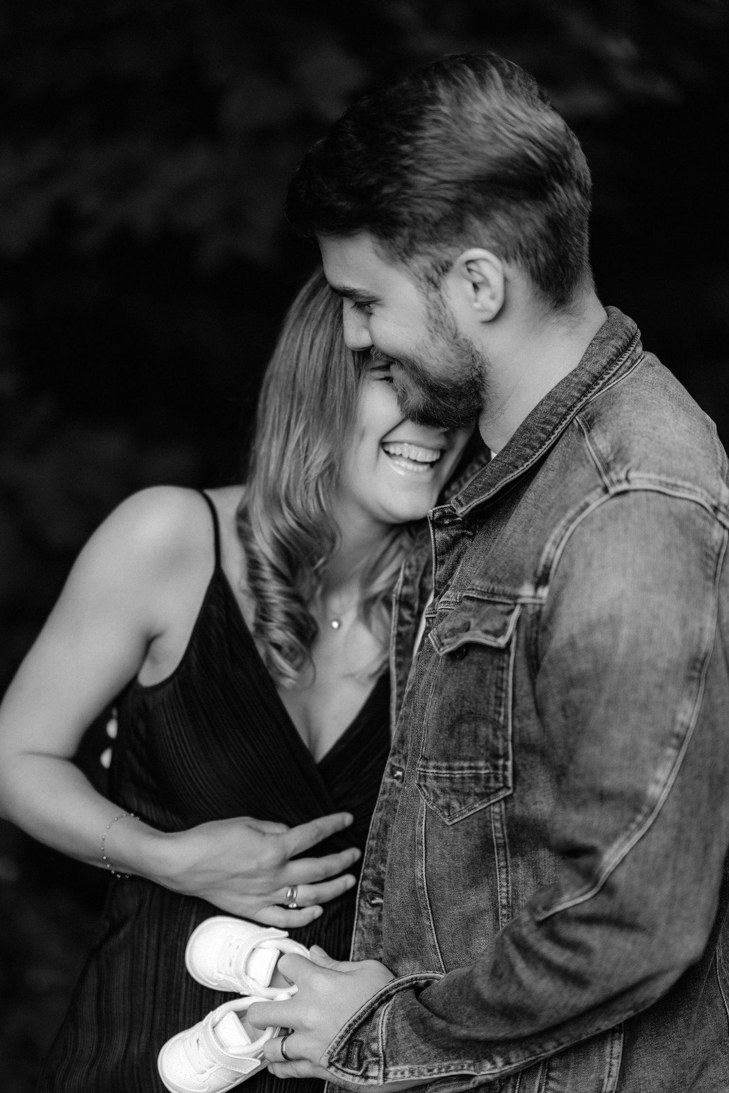 Couple photo shooting in the woods