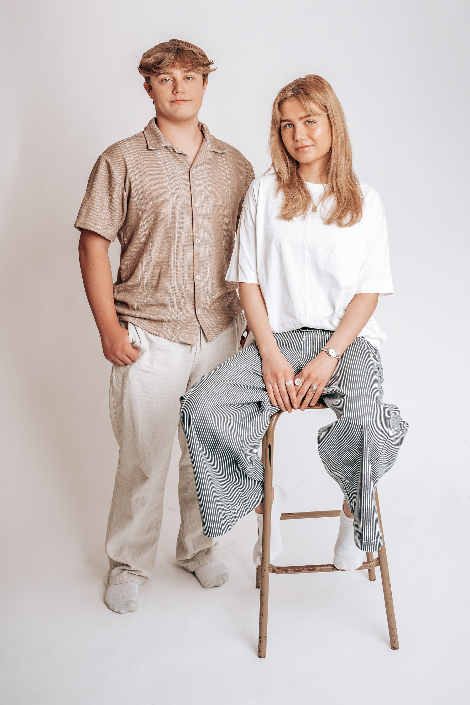 Professionelt portrætfoto i studie – naturligt lys, afslappet stemning og tidløs stil. Book din fotosession hos Chh_foto i dag