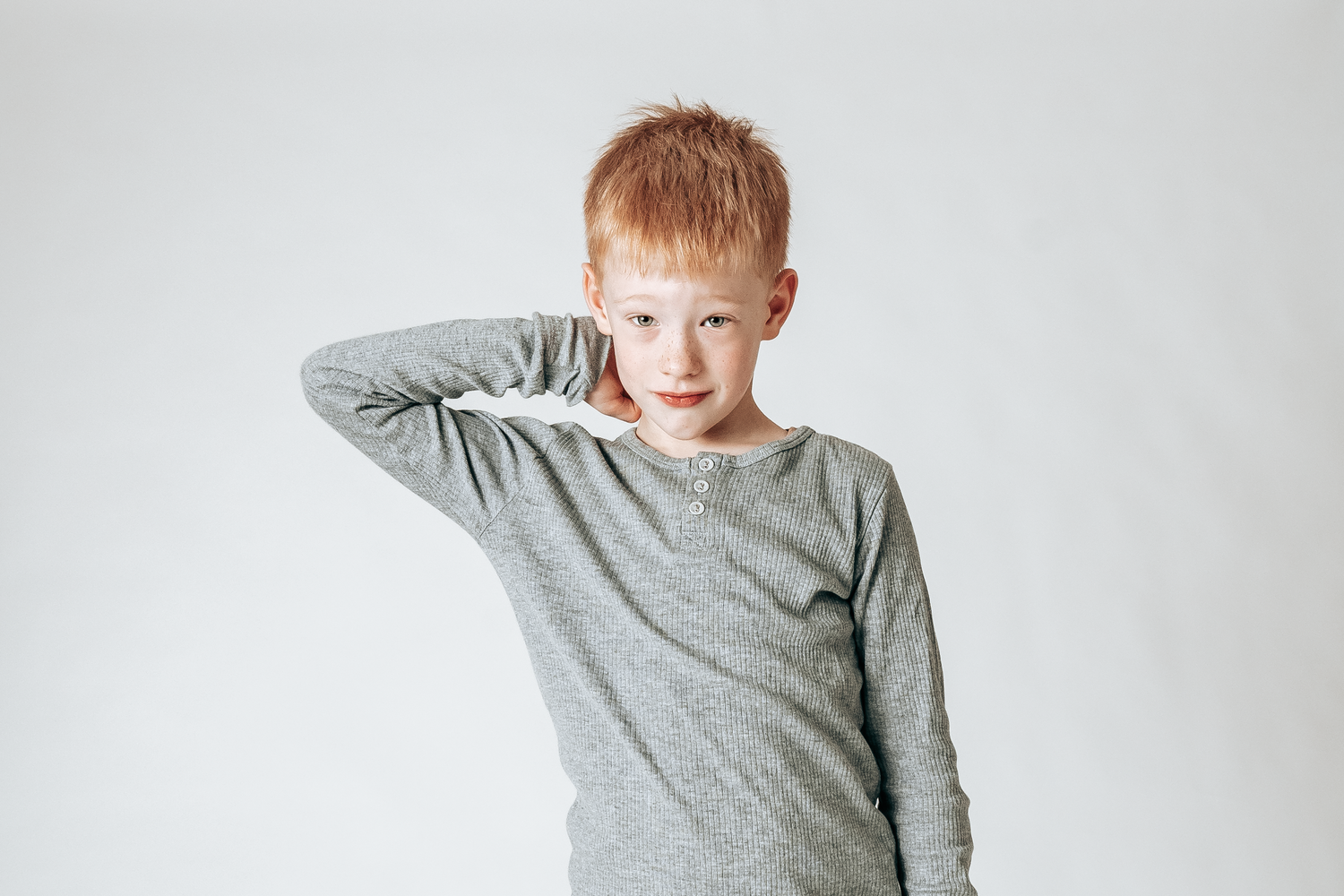 Smukt portræt af en dreng i afslappet positur. Professionelt studieportræt taget af Chh_foto. Book din fotosession i dag