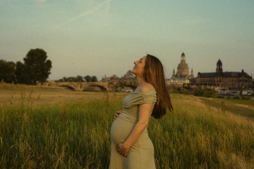 Babybauchfotoshooting mit Canalettoblick an den Elbwiesen Dresden