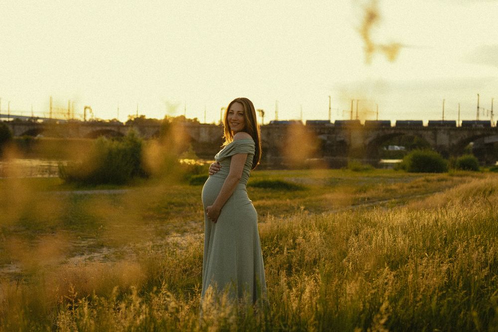 Schwangere Frau im romantischen Abendlicht an den Elbwiesen in Dresden - Portrait Fotografie