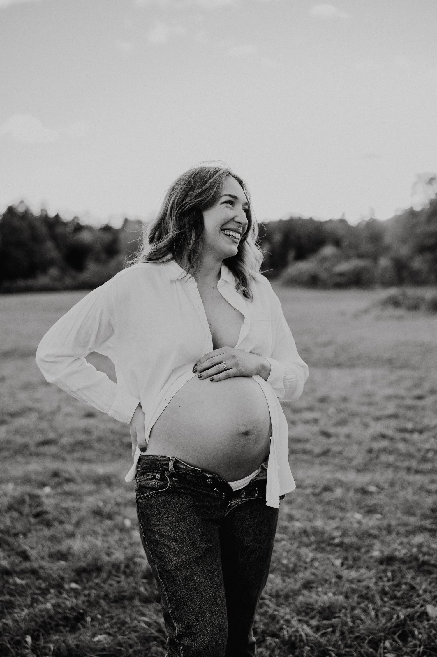 enkel och hudnära gravidfotografering inomhus, lifestylefotografering