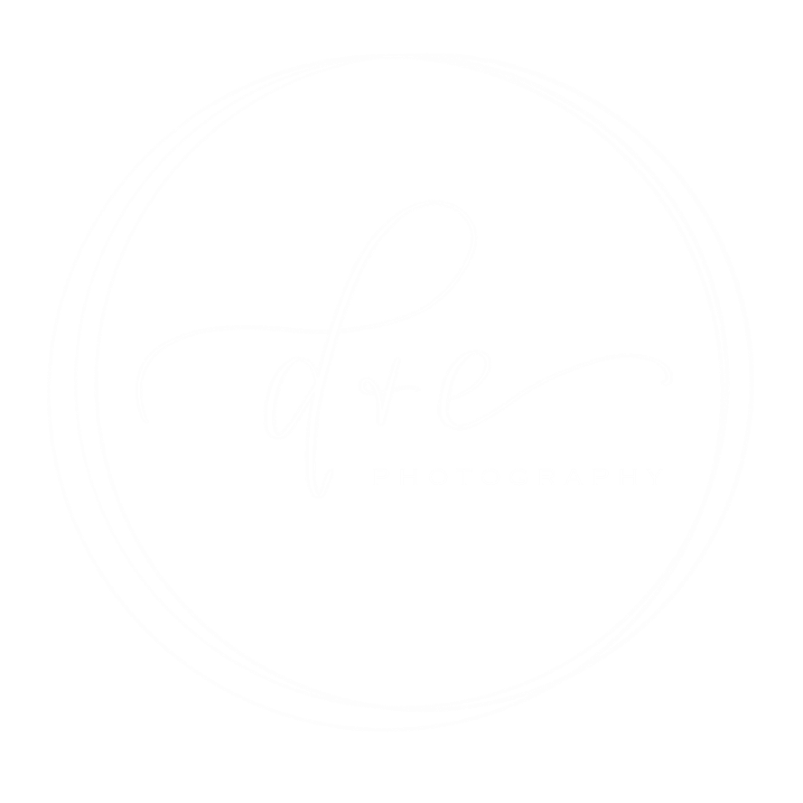 Watercolor logo design featuring d+e photography text in a circular frame with blue and green washes.