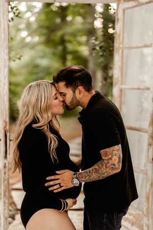 Maternity photography session in Spring, The Woodlands & Magnolia, TX by Anna Carreno Photography
