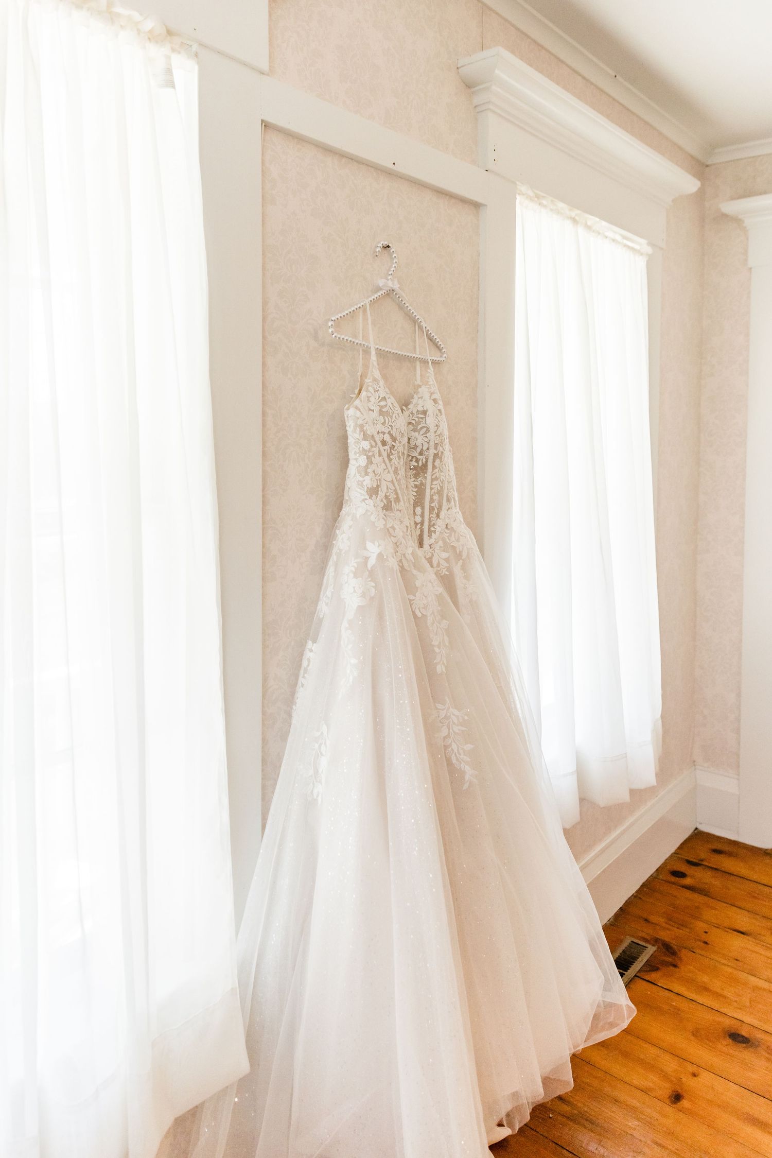 Kitz Farm Wedding Photographer NH Bridal Suite, Getting Ready, Bouquet, Southern NH Documentary Wedding Photographer, NH Barn Wedding Venue