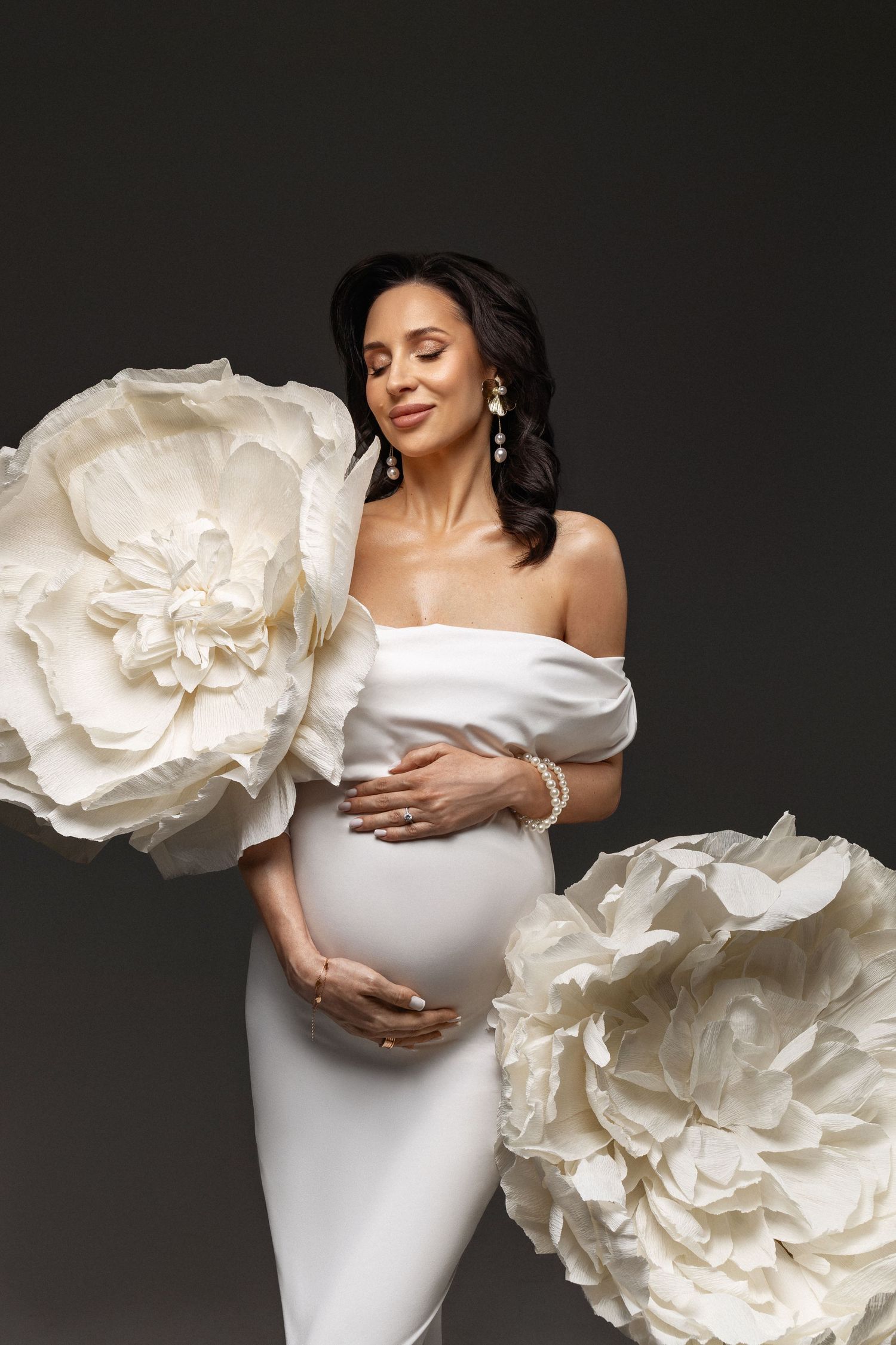 Luxury pregnancy photo session — artistic minimal style in Valencia, Barcelona, Madrid, Paris, Milan, New York, Odesa — fine art portrait