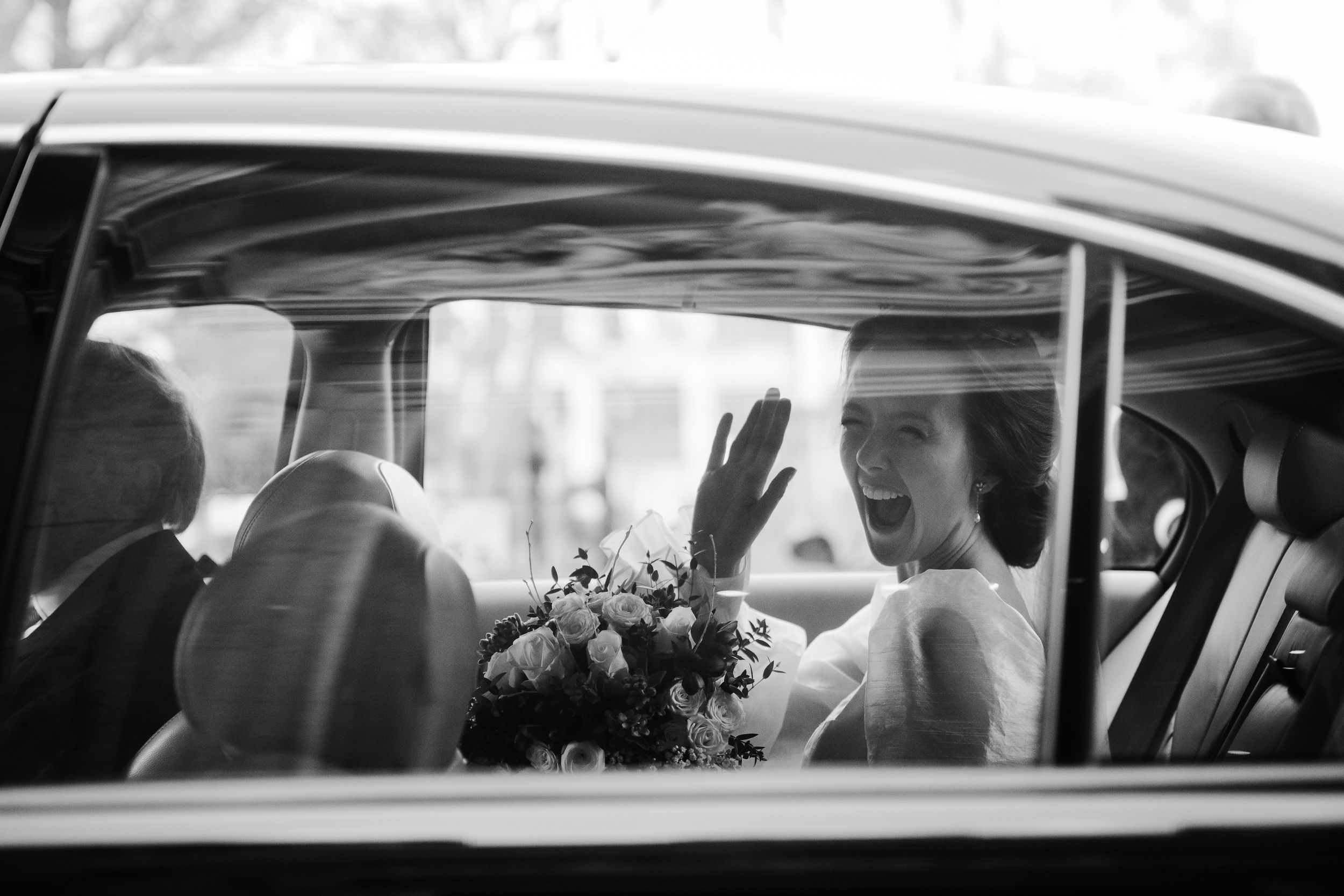 La mariée à la sortie de l'église lors d'un mariage à Terblock