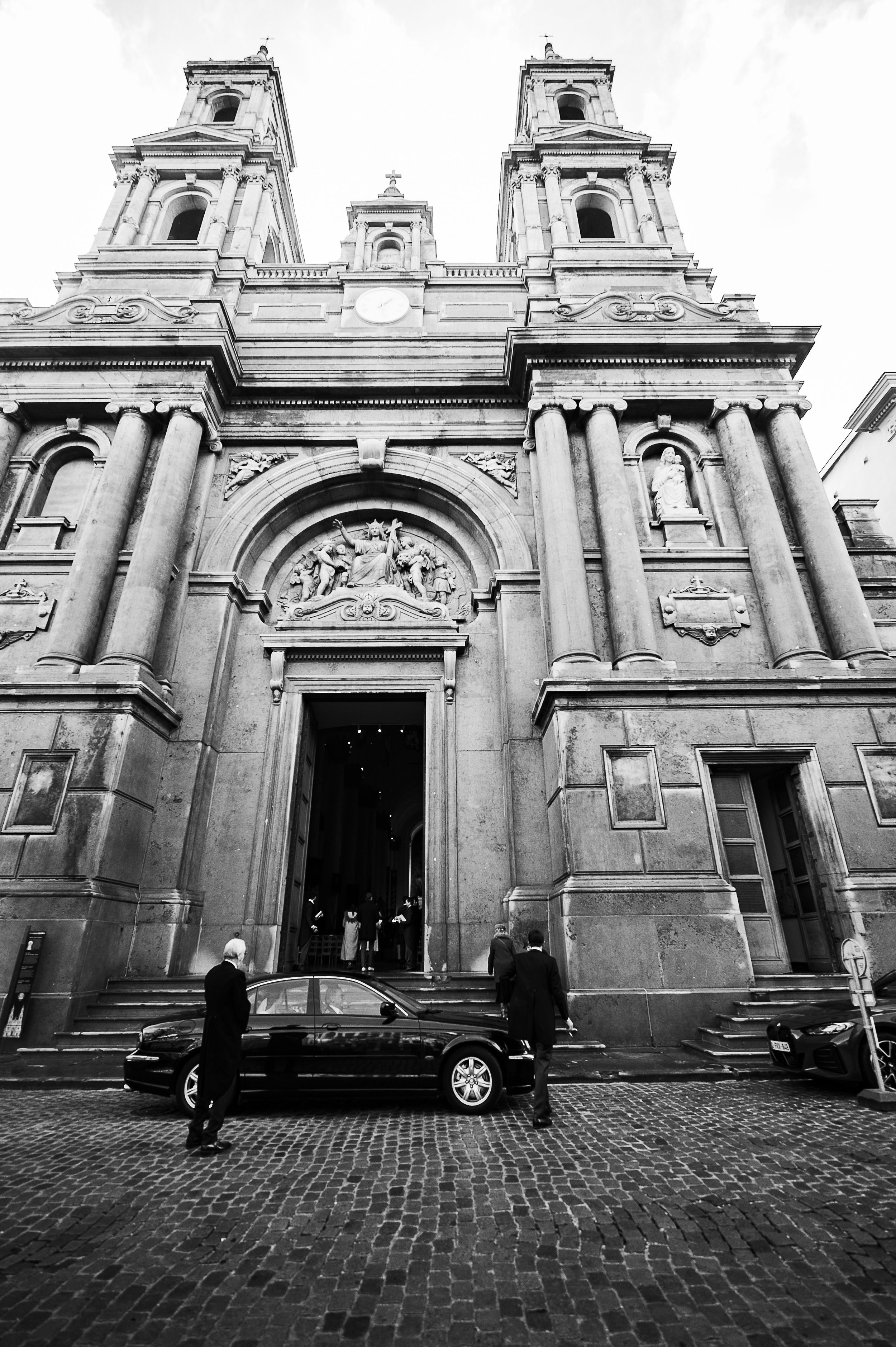 La mariée à la sortie de l'église lors d'un mariage à Terblock