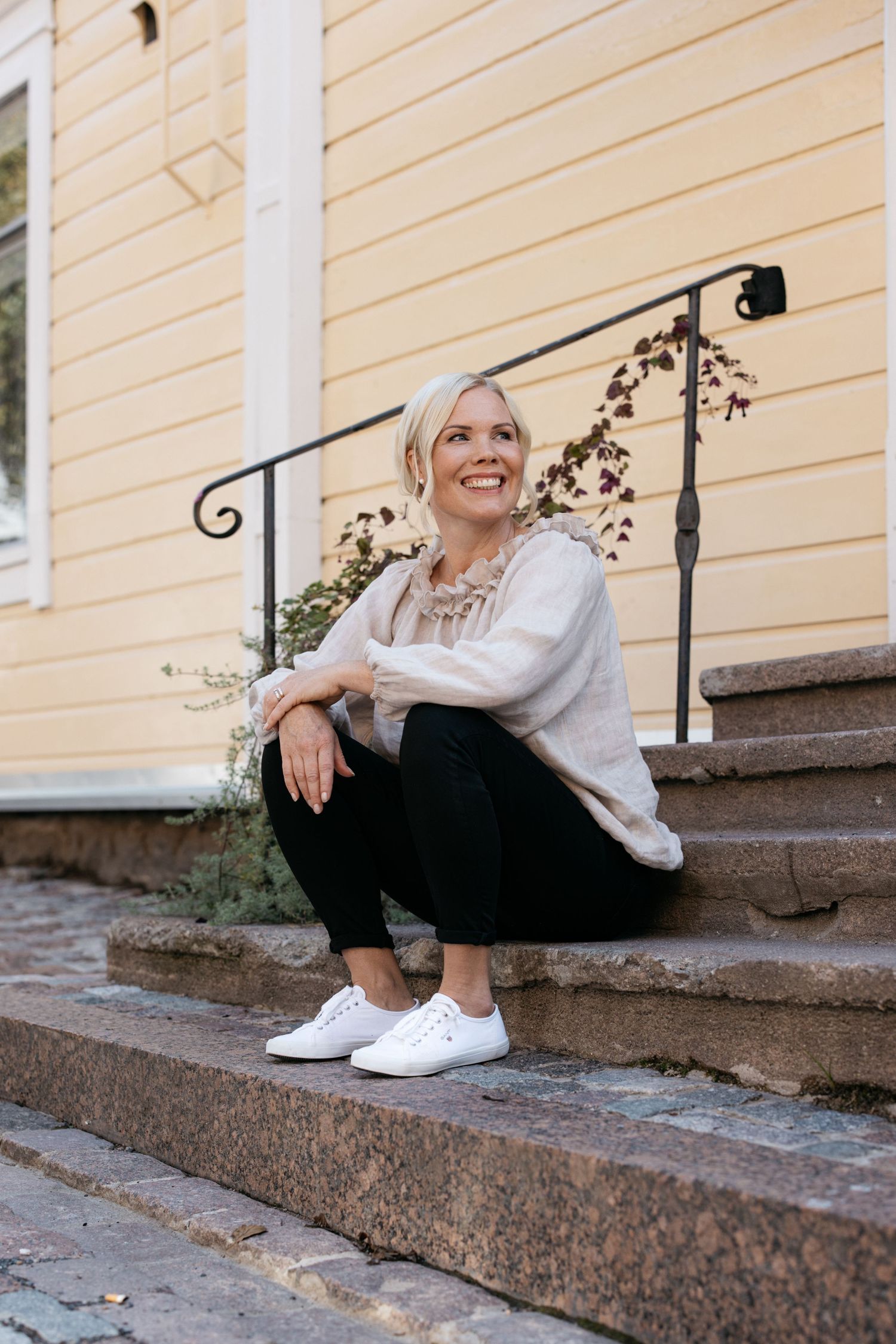 Erilaisilla kuvakulmilla voidaan tuoda henkilöbrändi kuviin erilaista tunnelmaa ja sanomaa.