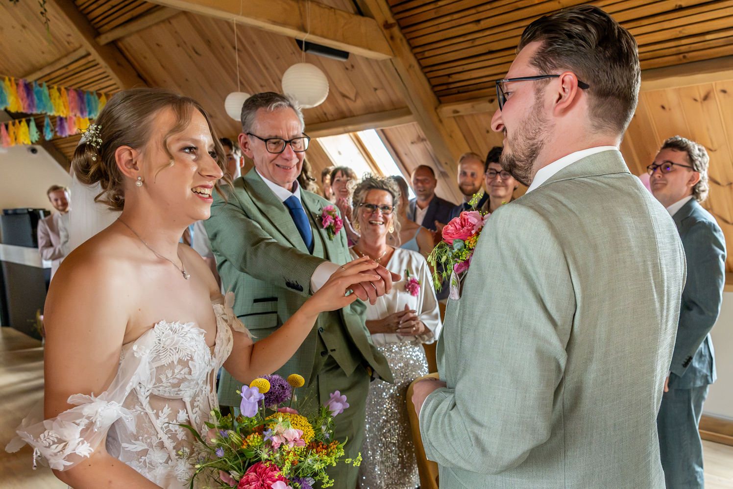 Bruid Donna komt binnen aan de arm van haar vader, die haar hand overgeeft aan de bruidegom tijdens de ceremonie bij Krelis in Uitgeest