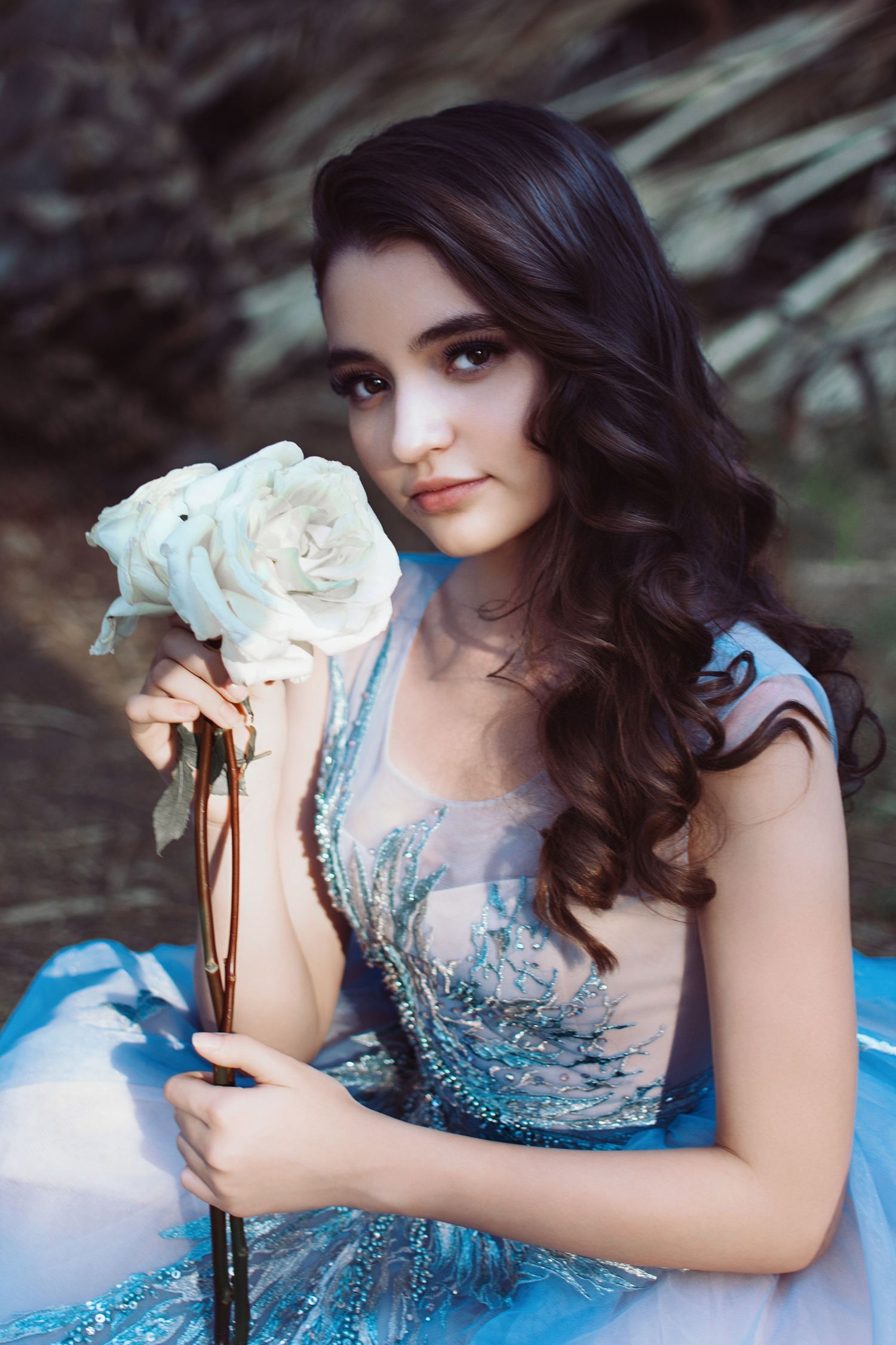 Fotografía artística de XV años en locación exterior con iluminación natural y estilo editorial.